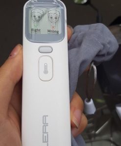 trên tay Nhiệt kế đo trán Elera TH600